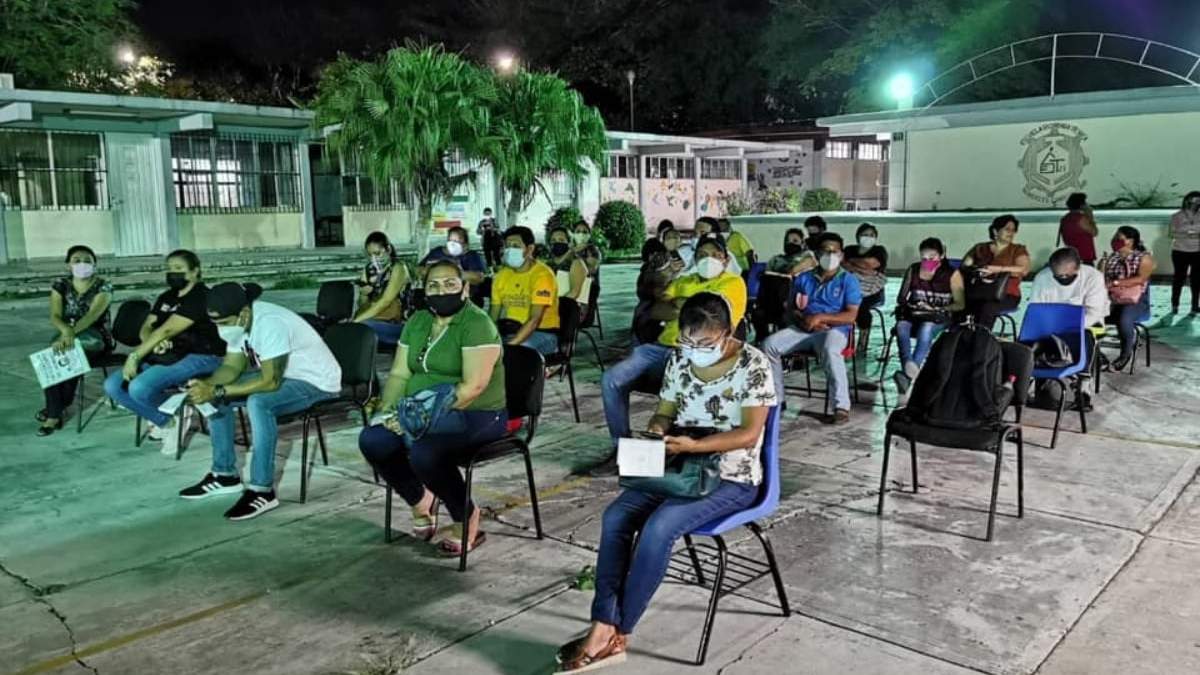 Profesores de Campeche durante el proceso de aplicación de vacunas contra covid-19