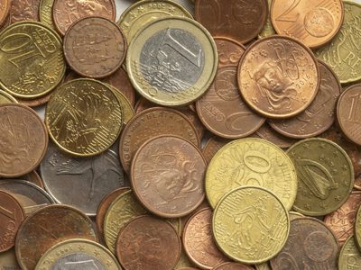 Usá las monedas viejas a tu favor con esta original idea para convertirlas en un collar que realza cualquier outfit
