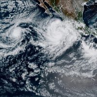 El huracán Priscilla se fortalece a categoría 2 mientras avanza por la costa mexicana del Pacífico