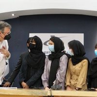 México recibe a cinco jóvenes afganas que huyeron de su país; "están en su casa": Ebrard