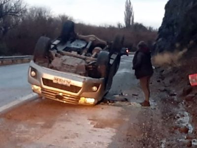 A causa del hielo, dos conductores perdieron el control y volcaron