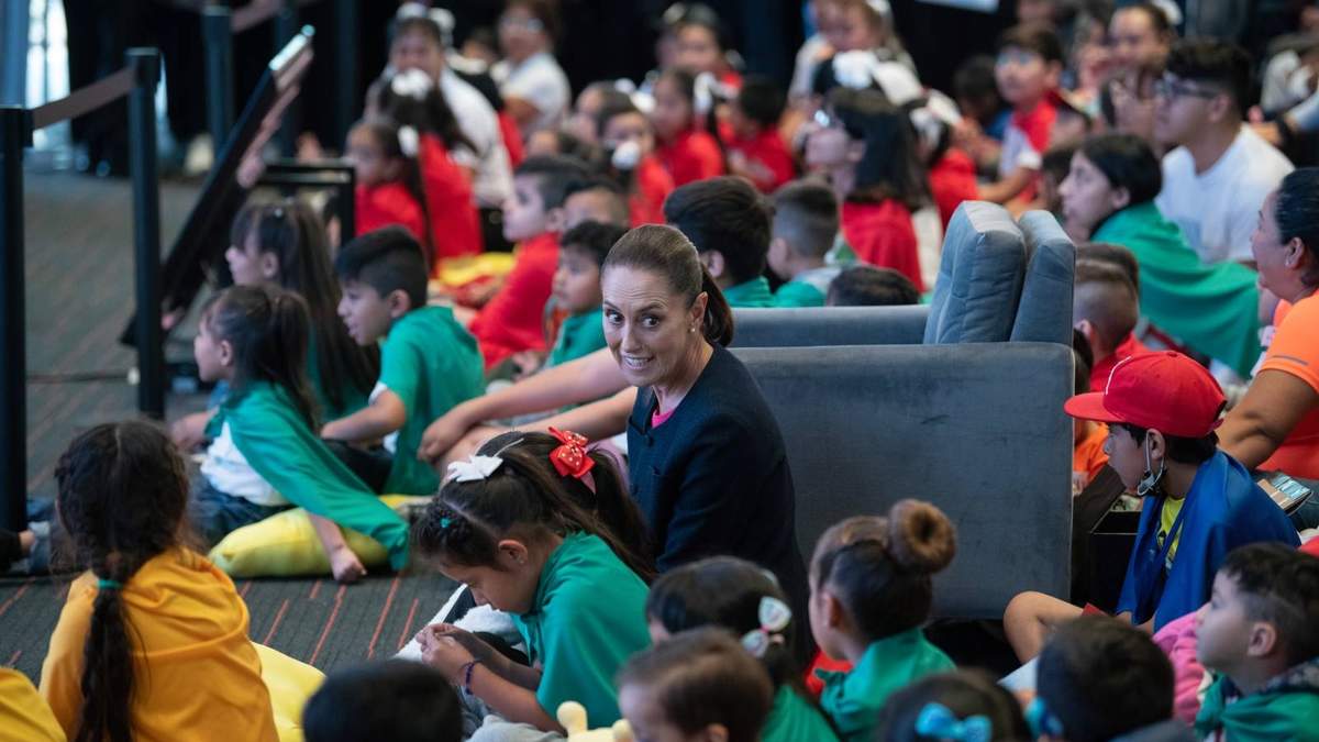 Sheinbaum, cuando era candidata presidencial, en la firma del pacto por la primer infancia