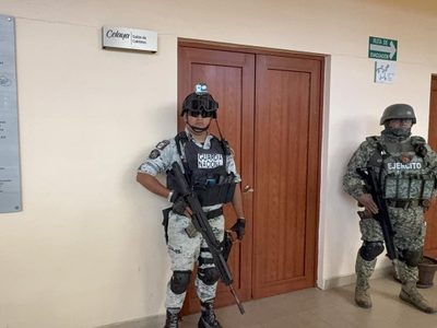 Periodistas abandonan conferencia del alcalde de Celaya ante denostaciones y les impiden el regreso