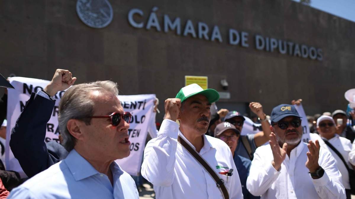 Integrantes de la CFE intentaron entrar por puerta 1 de la Cámara de Diputados