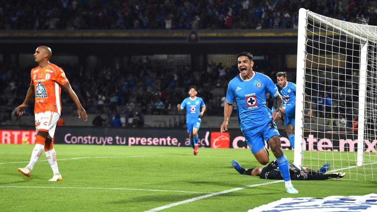 “Toro” Fernández le da la victoria al Cruz Azul ante el Pachuca al minuto 90