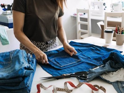 Sin máquina de coser: no tires tus jeans viejos y trasformalos en la pollera tendencia este otoño invierno