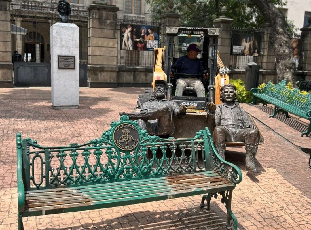 estatuas Castro y Guevara Foto X  @AlessandraRdlv