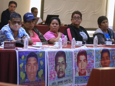 Promete AMLO buscar si hay información faltante sobre la desaparición de los 43 de Ayotzinapa
