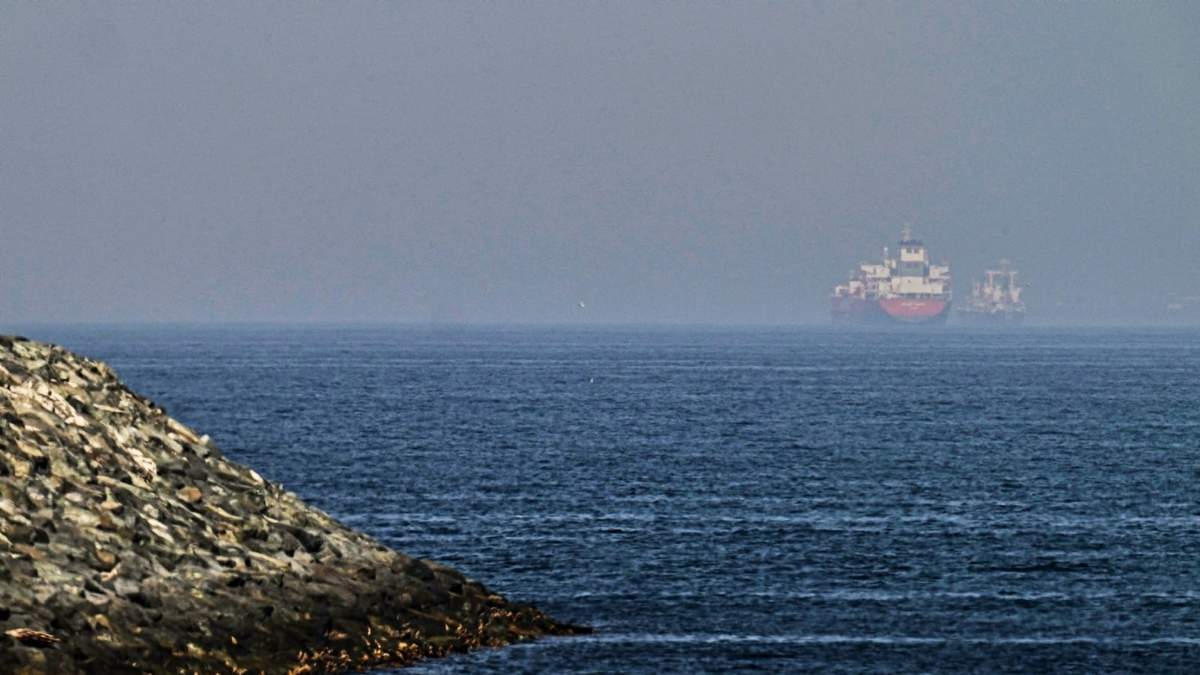Cargueros se ven en el mar cerca del estrecho de Ormuz, vistos desde una costa rocosa cerca de Khor Fakkan, Emiratos Árabes Unidos, el viernes 1 de mayo de 2026
