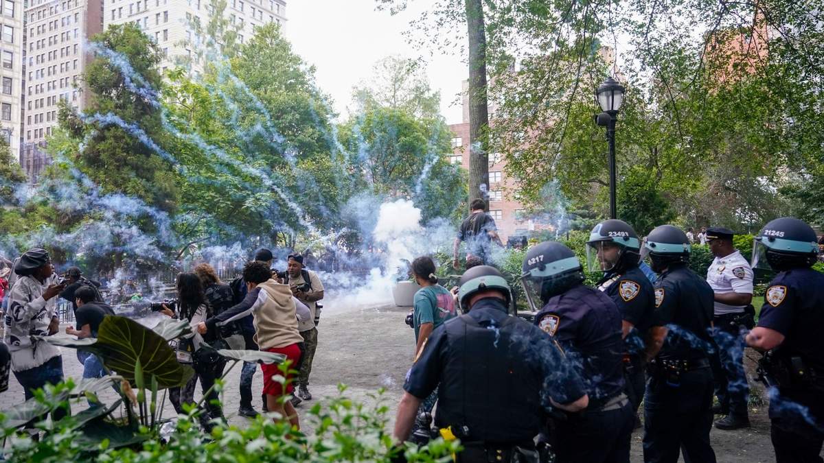 Policías intentan dispersar a los asistentes a una convocatoria de un streamer que prometió regalar consolas de videojuegos