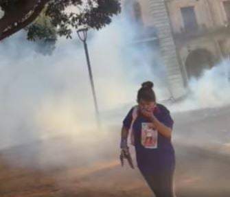 Autoridades utilizan gas lacrimógeno durante protesta del 8M en el Zócalo de Oaxaca