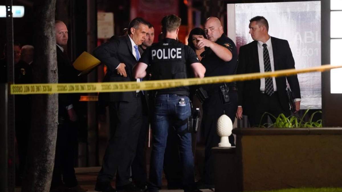 Investigadores se reúnen afuera de un edificio donde ocurrió un tiroteo en Orange, California