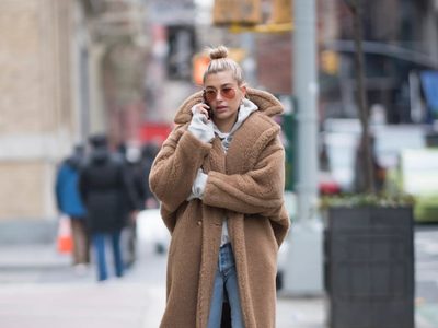 Teddy vibes: el abrigo que arrasa este invierno y redefine el confort con estilo