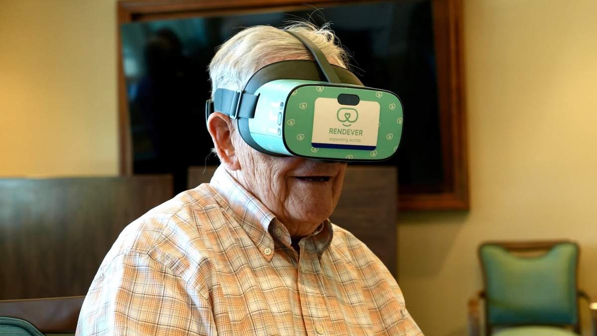 Jim Holtshouse con lentes de realidad virtual en su hogar de ancianos Rancho San Antonio en Cupertino, California