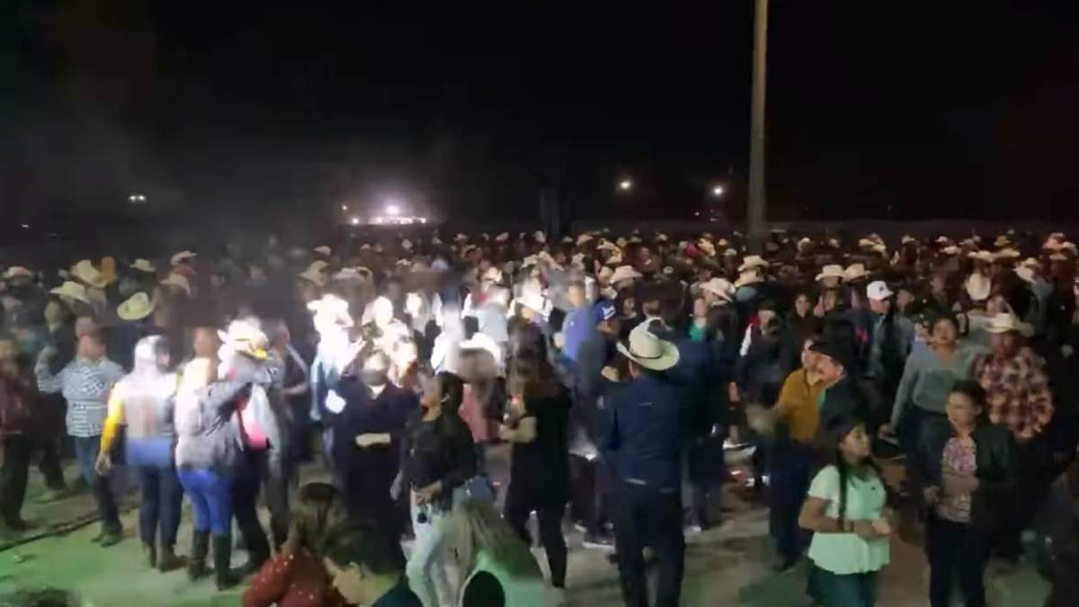 Asistentes al baile en la comunicad de Vícam