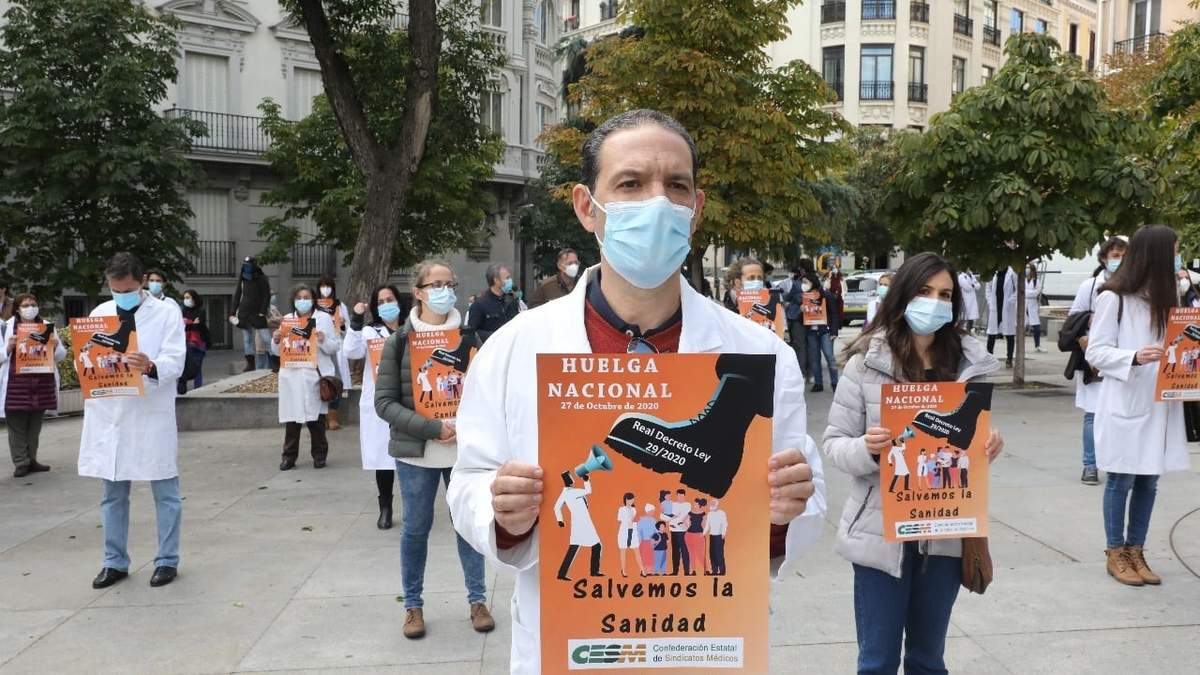 Médicos protestan frente al Congreso de los Diputados, en Madrid. Foto: Marta Fernández / EP