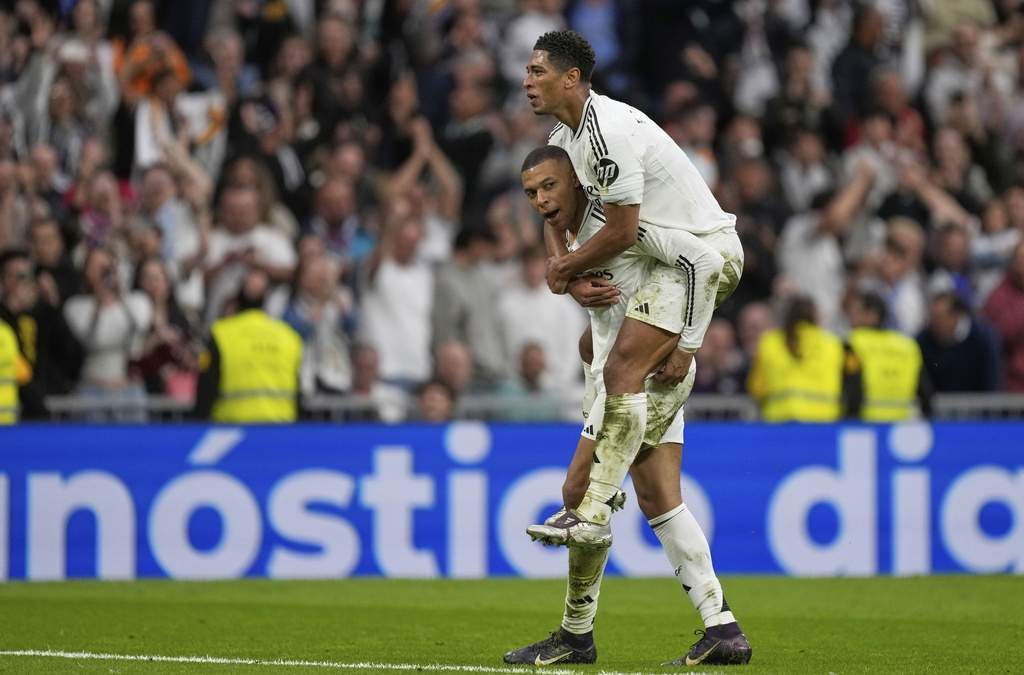 Kylian Mbappe del Real Madrid celebra con Jude Bellingham tras anotar el segundo gol de su equipo en el encuentro ante el Celta de Vigo, el domingo 4 de mayo del 2025