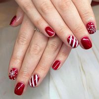 Nail Art: diseños de uñas en rojo y dorado, la combinación que este 2025 atrae la abundancia