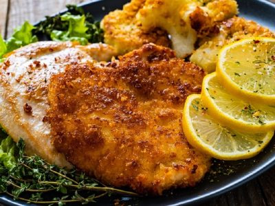 Falsa milanesa con coliflor, tomate y queso: una receta que vas a amar para comer algo rico y nutritivo