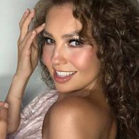 ¡Qué osada! Thalía apareció así en sus redes, solo cubierta de flores. ¡Madre mía!