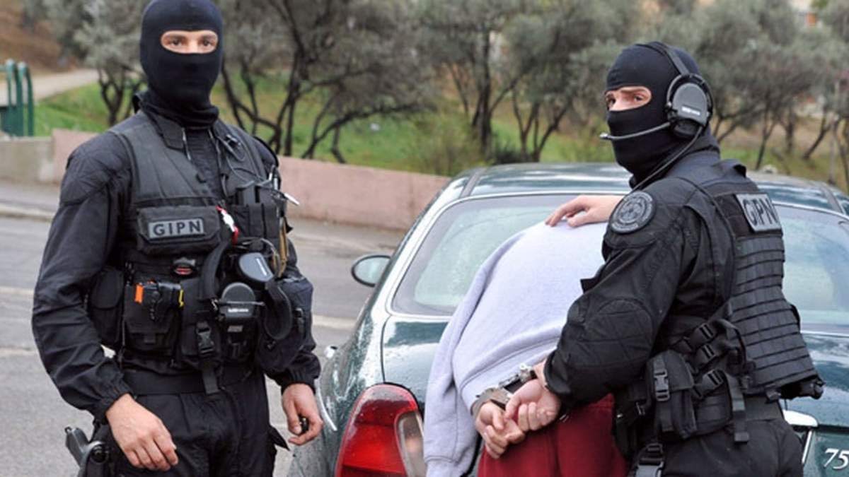 La policía de Francia detiene al presunto talibán. Fuente: (Twitter)