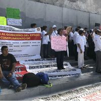 Trabajadores de la salud marchan en Chiapas para exigir el pago de bonos y prestaciones laborales