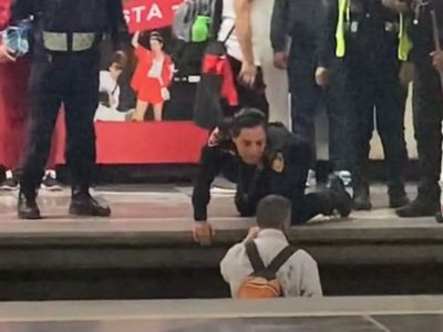 Así rescataron policías a hombre invidente que cayó a las vías en la estación Chabacano del Metro