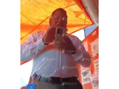 Inspector intenta cerrar puesto de comida por “no tener bomberos ni protección civil”