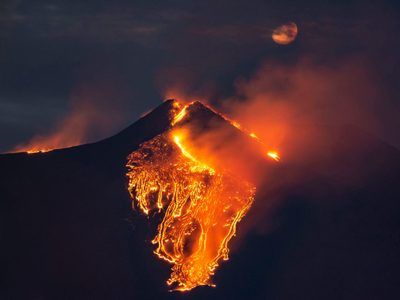 En imágenes: la monumental explosión del volcán Etna se vio desde el espacio