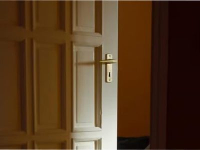 Qué dice la psicología de las personas que cierran la puerta antes de irse a dormir