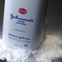 Johnson & Johnson suspenderá en todo el mundo la venta de su talco para 2023, tras años de denuncias