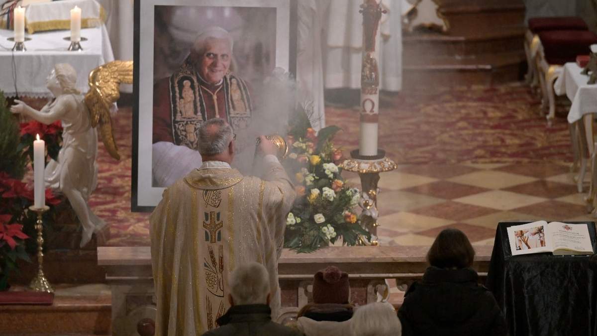 Creyentes y clérigos asisten a una misa por el Papa Emérito Benedicto XVI en la Iglesia de Santa Magdalena en Altoetting, Alemania