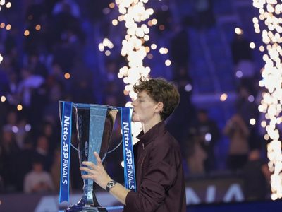 Jannik Sinner vence a Carlos Alcaraz y retiene el título de las Finales ATP ante su público