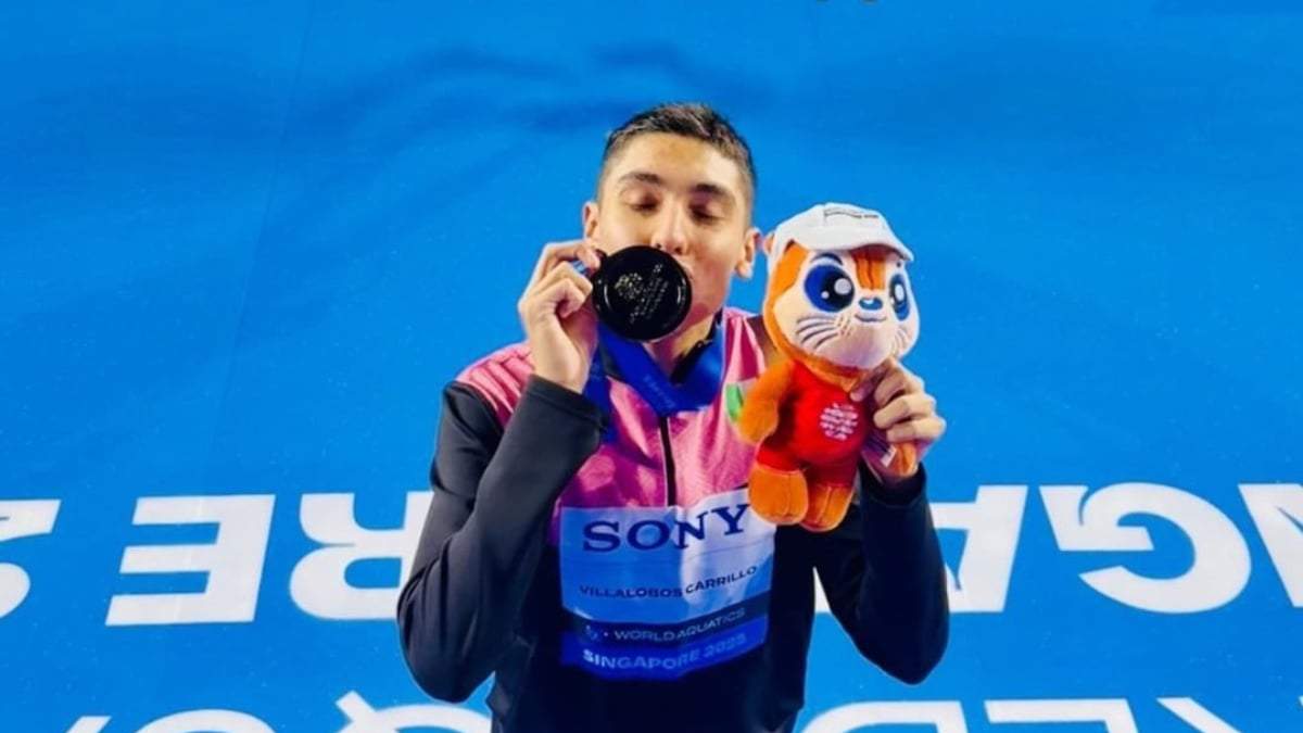 El nadador artístico Diego Villalobos subió al podio