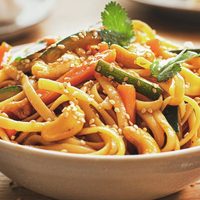 Fideos salteados: la receta que te salvará el almuerzo o cena y quedan exquisitos
