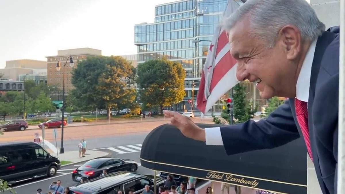 López Obrador saluda a sus seguidores