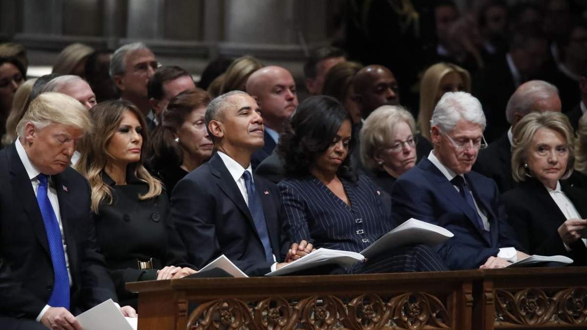 ARCHIVO - De izquierda a derecha, el presidente Donald Trump, la primera dama Melania Trump, el expresidente Barack Obama, Michelle Obama, el expresidente Bill Clinton y la exsecretaria de Estado Hillary Clinton escuchan durante un funeral de Estado en la Catedral Nacional, el 5 de diciembre de 2018, en Washington, por el expresidente George H.W. Bush