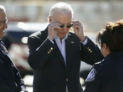 Biden camina por un tramo de la frontera con México