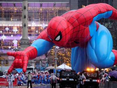 Globos, lluvia y 21 personas detenidas durante el Desfile del Día de Acción de Gracias de Macy's