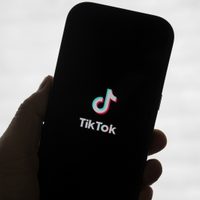 TikTok regresa a las tiendas de aplicaciones de Apple y Google en Estados Unidos