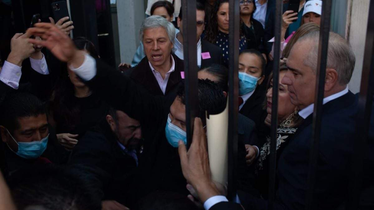 Claudio X. González al momento de ingresar al Senado