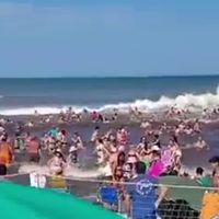 Pánico en Santa Clara del Mar por una ola gigante que dejó un muerto y 35 heridos