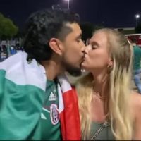 Se vuelve viral la pareja que se "robó" el show en el México-Guatemala (Videos)