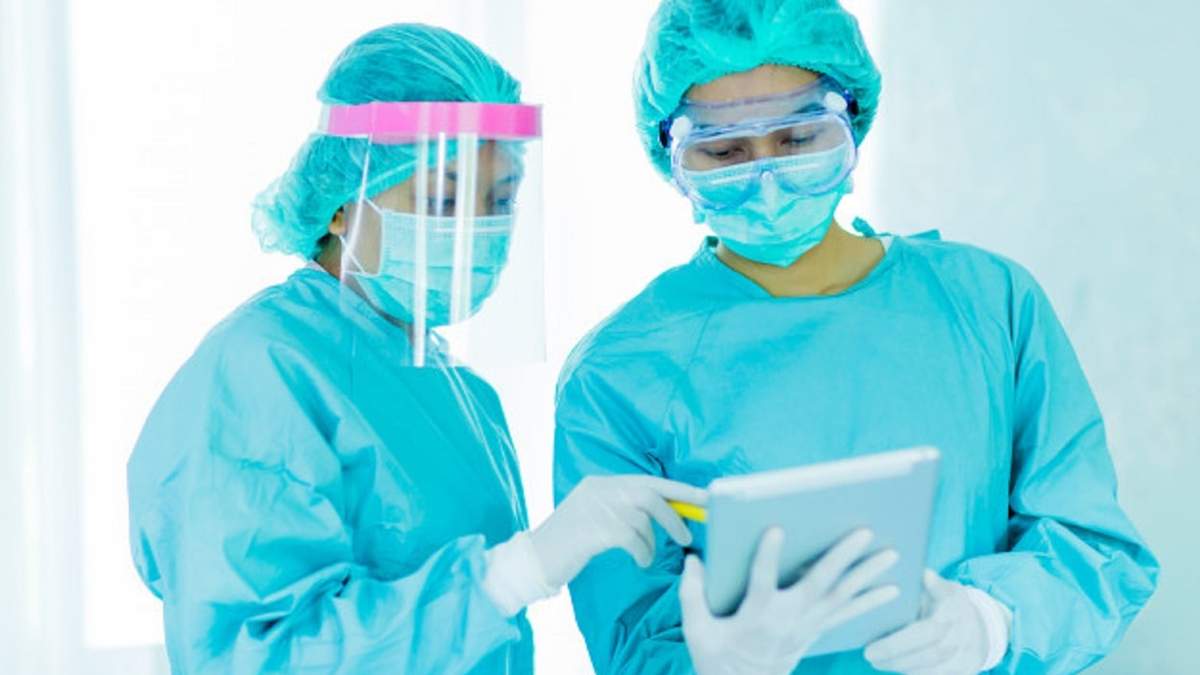 Incansable trabajo de profesionales de la medicina en la atención de pacientes. Fuente: (Twitter)