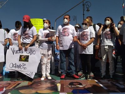 Familiares, amigos y fans marcharon en el Zócalo para exigir justicia para el actor Octavio Ocaña