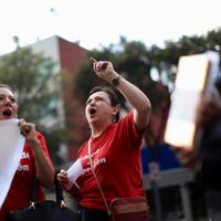 Extrabajadores de La Jornada demandan su reinstalación