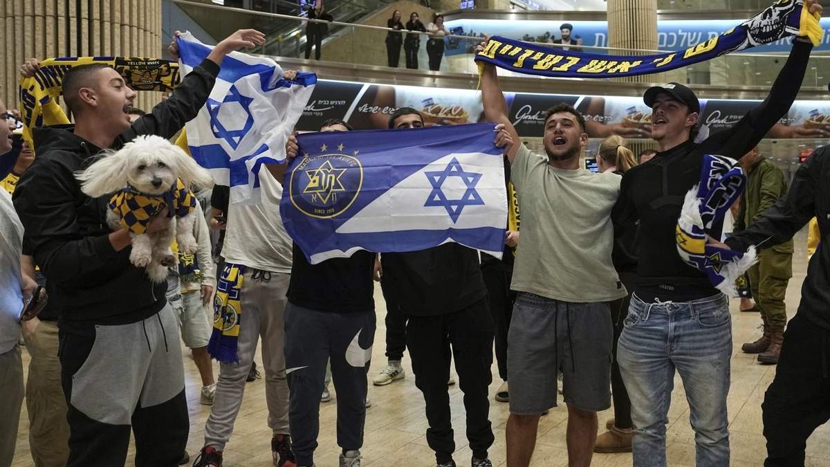 Tribunal de Ámsterdam condena a cinco hombres por violencia en el partido de Ajax-Maccabi