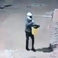 Un sujeto intenta quemar un negocio, pero se prende fuego por accidente (Video)