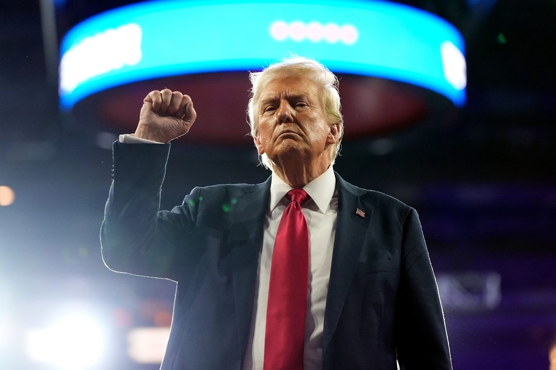Trum puño  Foto Alex Brandon  AP