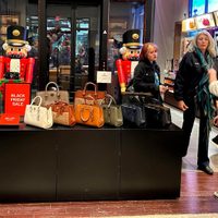 Minoristas se preparan para iniciar el Black Friday justo cuando compradores reducen gastos